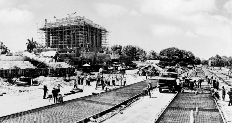 Ho Chi Minh Mausoleum was under construction, captured in 1972 (Sources: Internet)